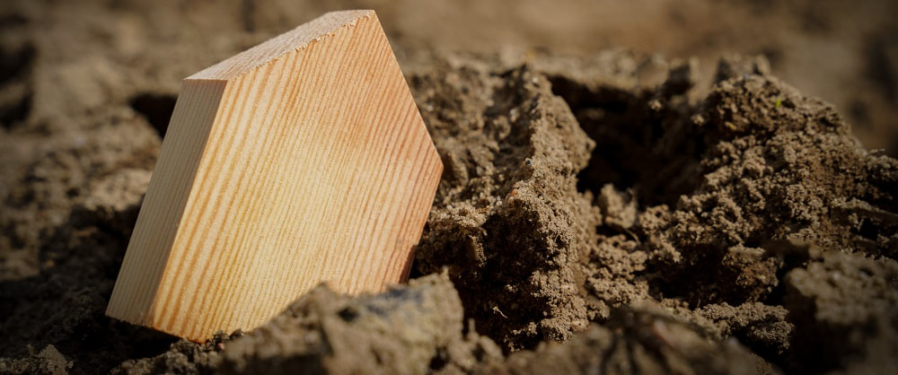 kawałek deski w piachu